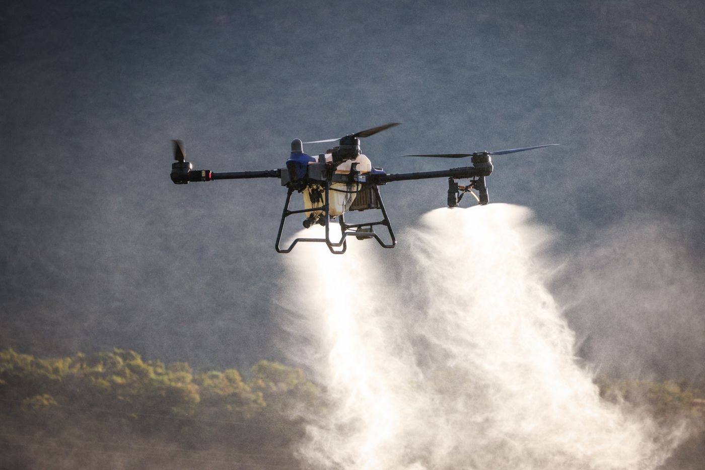 Dron de alta presión soltando un chorro de agua en pleno vuelo