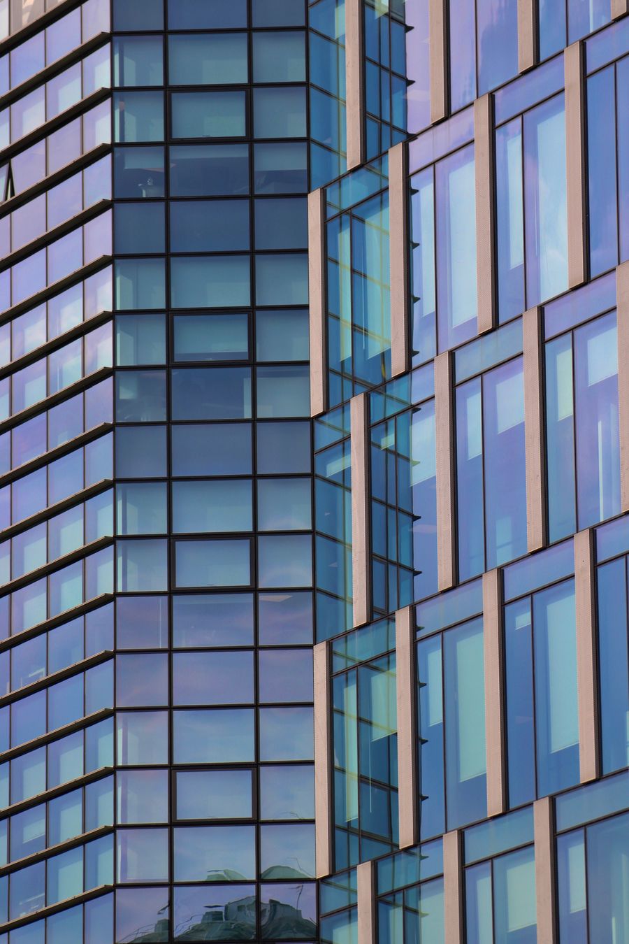 Detalle de la fachada de vidrio de un edificio moderno